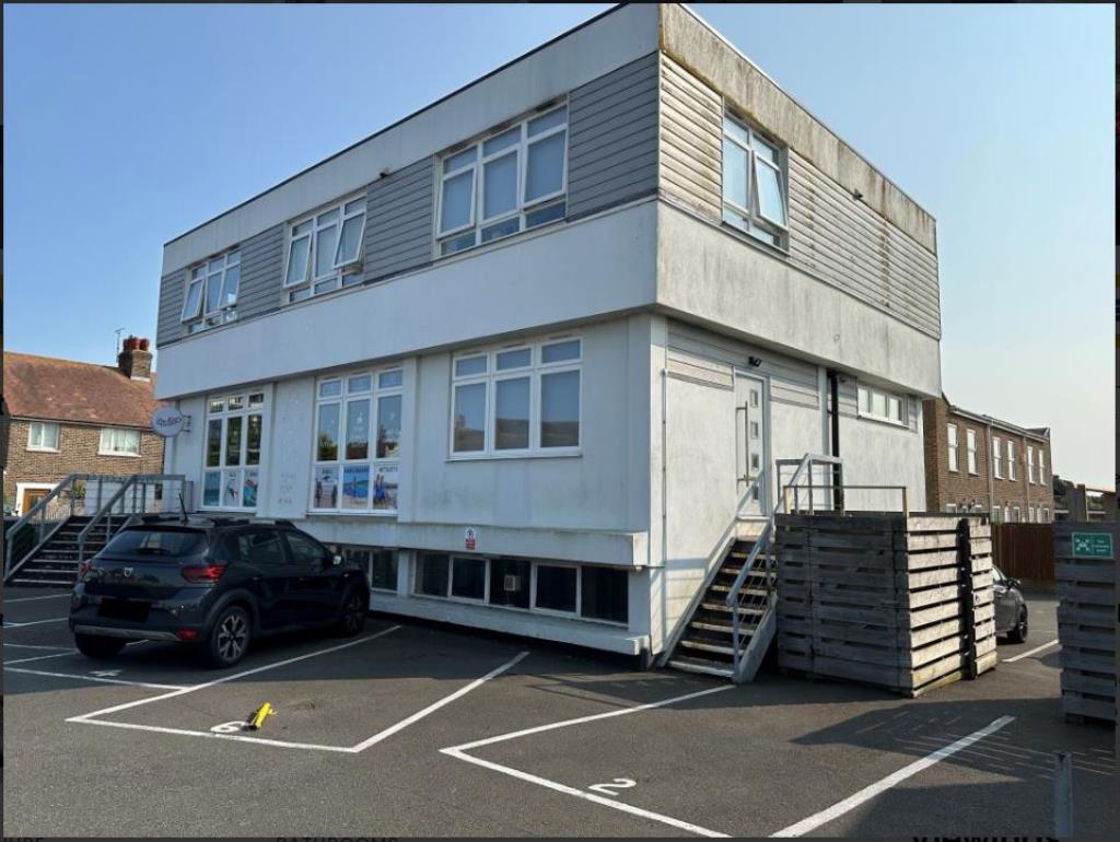 Lot: 187 - FIRST FLOOR STUDIO FLAT IN SEAFRONT LOCATION - External of property